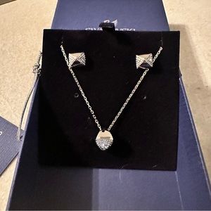 NWB Swarovski Crystal Glance Earring & Necklace Set